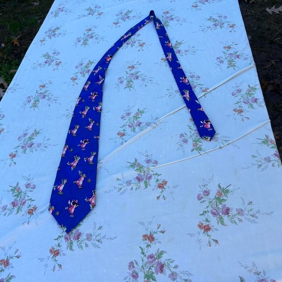 Super funny blue tie- has noses skiing & catching butterflies - Picture 2 of 8